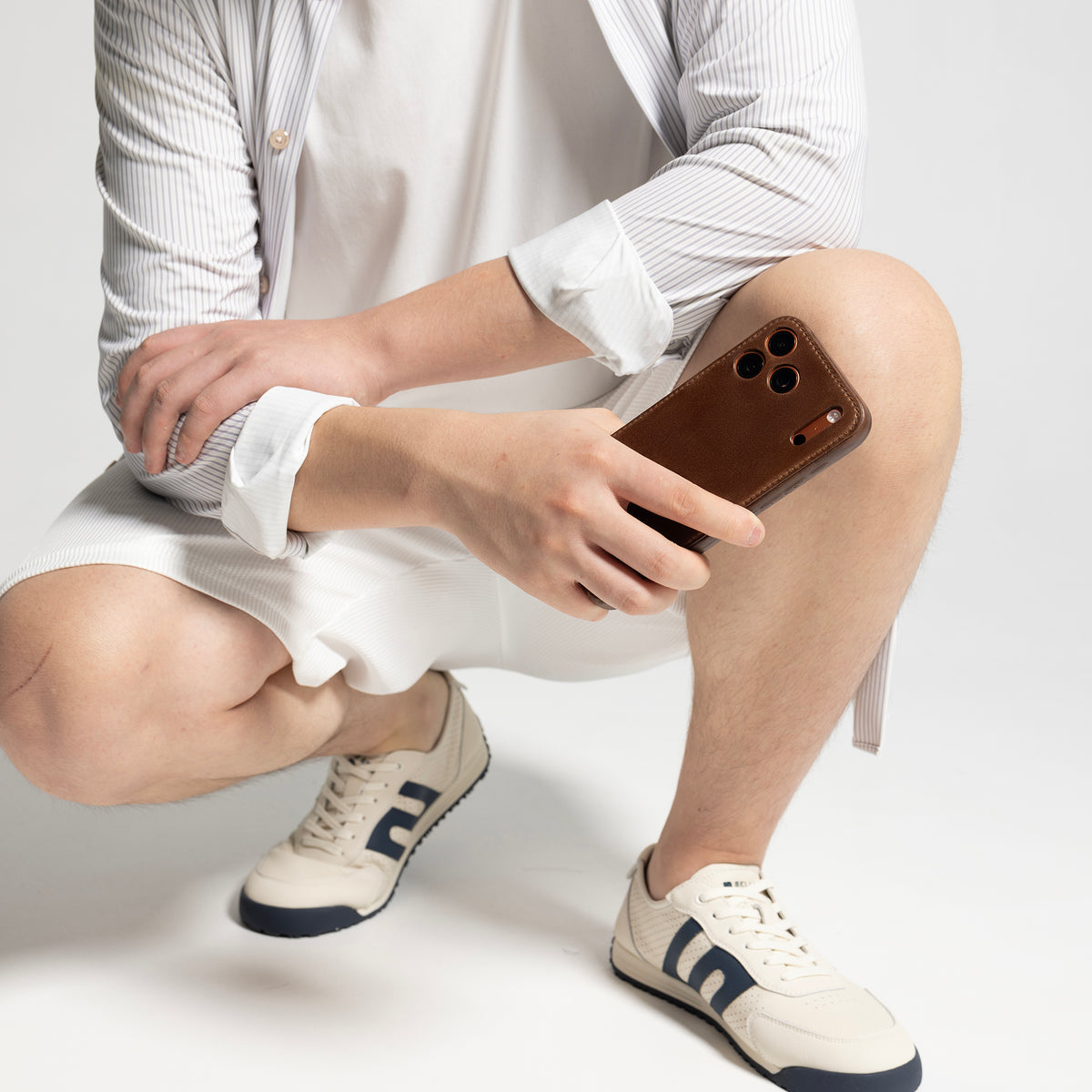Kakavy Handcrafted Vegetable-Tanned Leather iPhone Case Vintage Patina Edition Brown