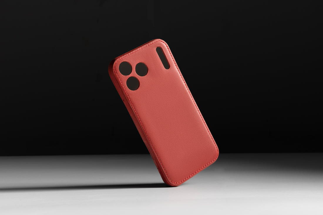 Kakavy vegetable-tanned leather iPhone case patina detail