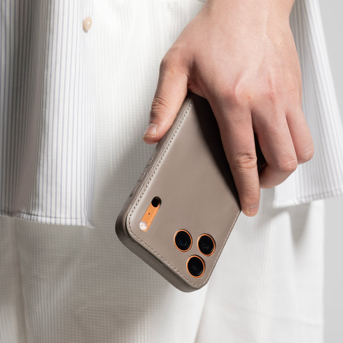 حافظة هاتف iPhone مصنوعة يدويًا من الجلد المدبوغ نباتيًا باللون الرمادي من Kakavy