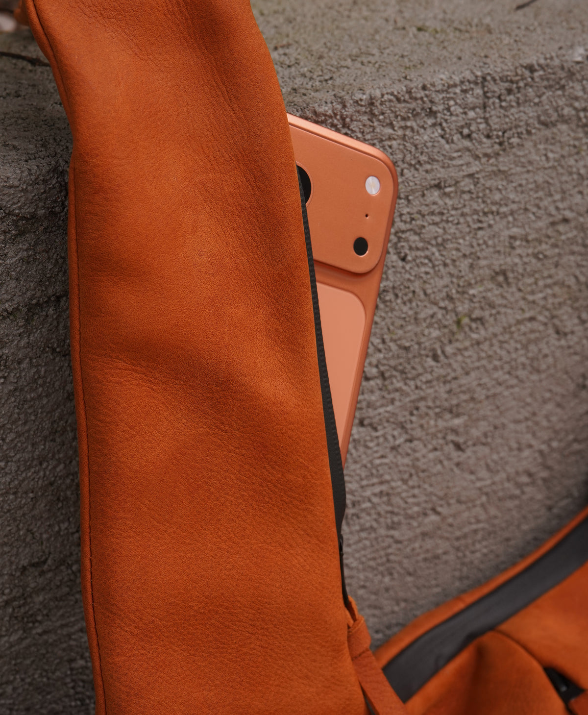 Oversized oransje kuskinns veske