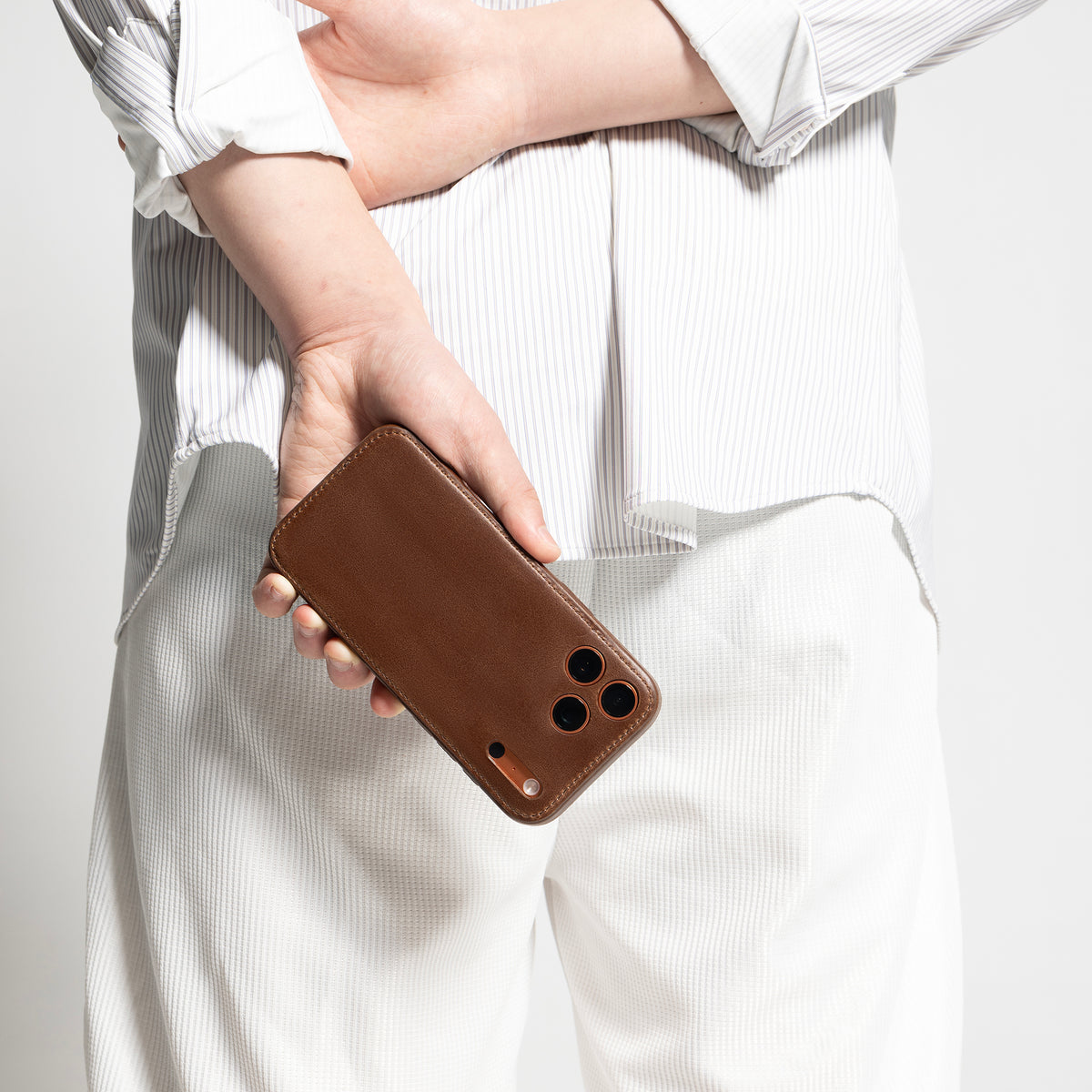 Kakavy vegetable-tanned leather iPhone case detail image 17