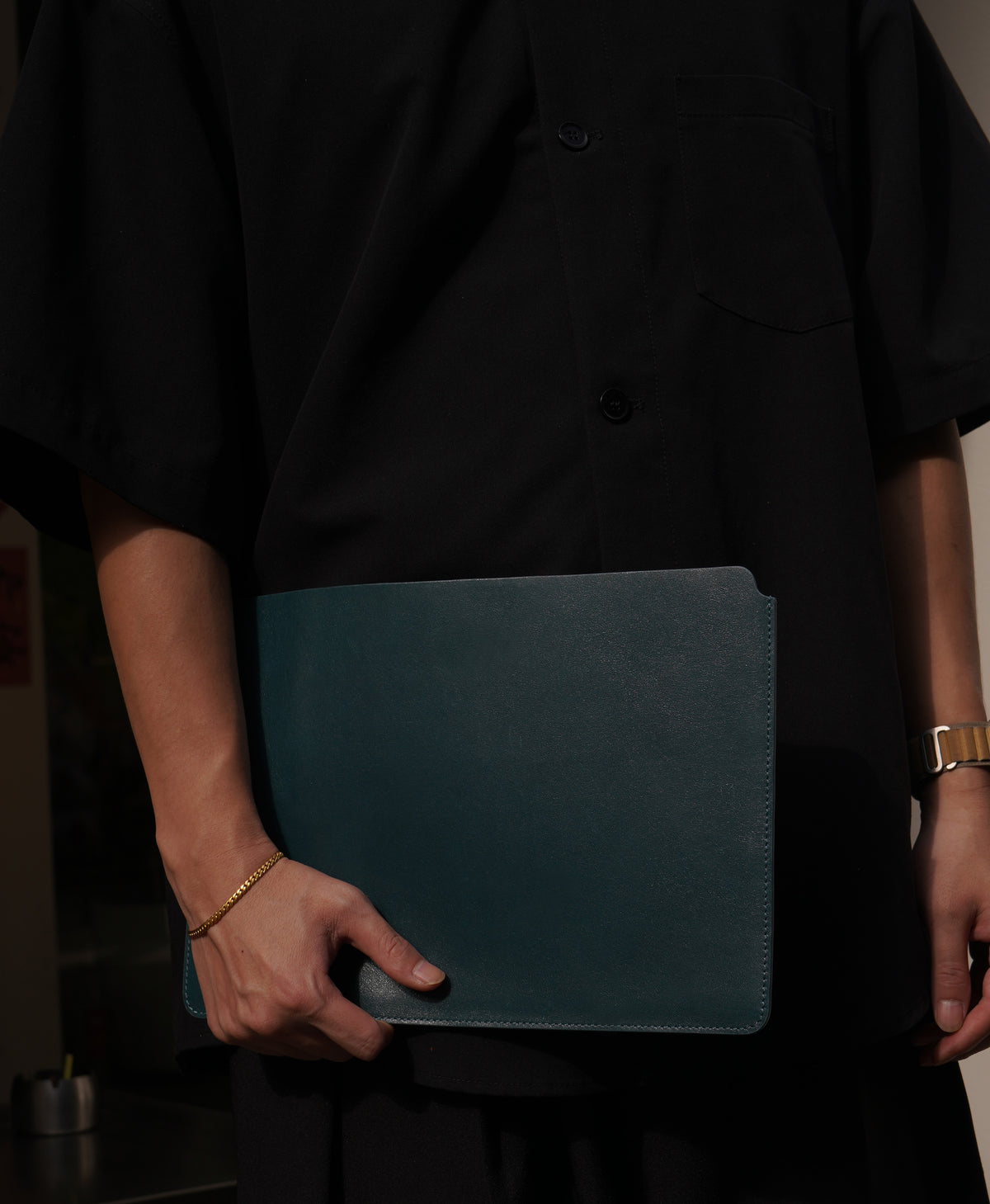 Modré lesklé celokožené pouzdro na notebook