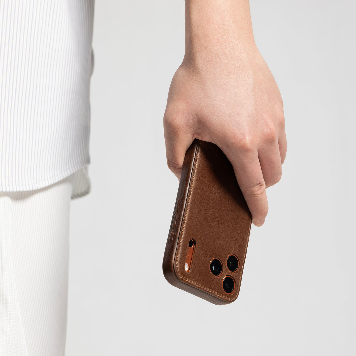 Kakavy Handcrafted Vegetable-Tanned Leather iPhone Case Vintage Patina Edition Brown