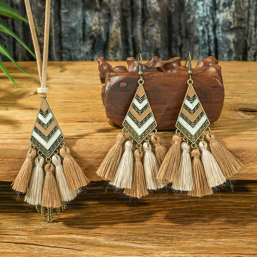 Boho-Chic Vintage-Halskette mit mehrlagiger Quaste aus Holz und Ohrringen 091