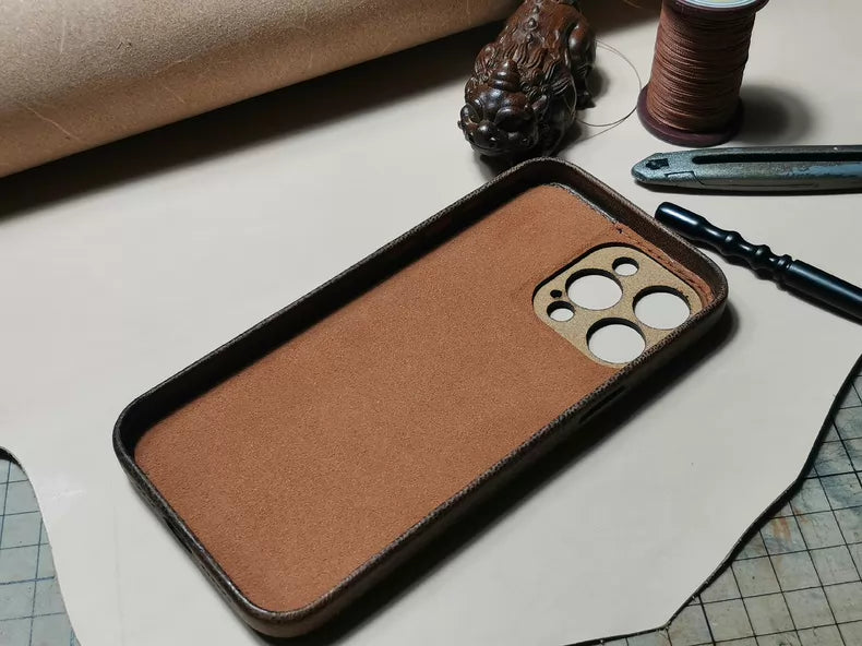 Kakavy Handcrafted Vegetable-Tanned Leather iPhone Case – Vintage Patina Edition
