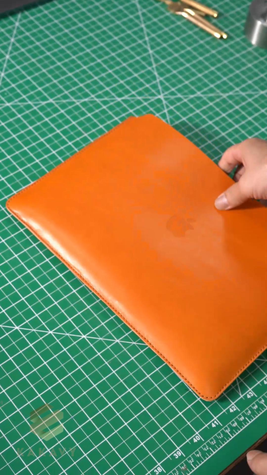 Načíst video: Handcrafting a glossy full-grain leather iPad and MacBook sleeve