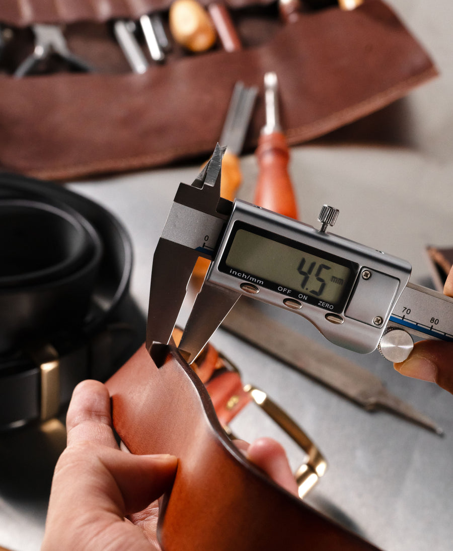 Digitaler Messschieber misst den Vintage-Ledergürtel mit einer Dicke von ca. 4,5 mm