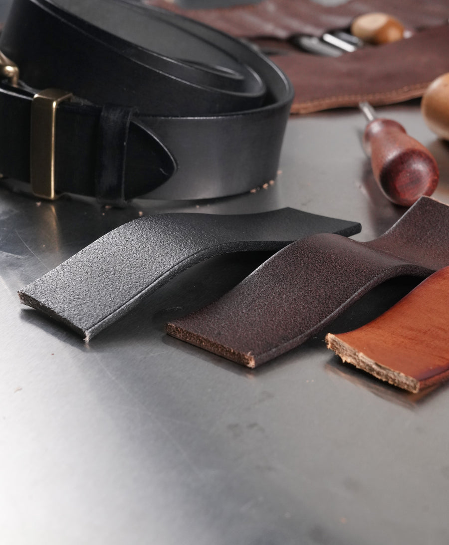 Schnittkanten zeigen, dass der Vintage-Ledergürtel aus einem massiven Stück Leder gefertigt ist